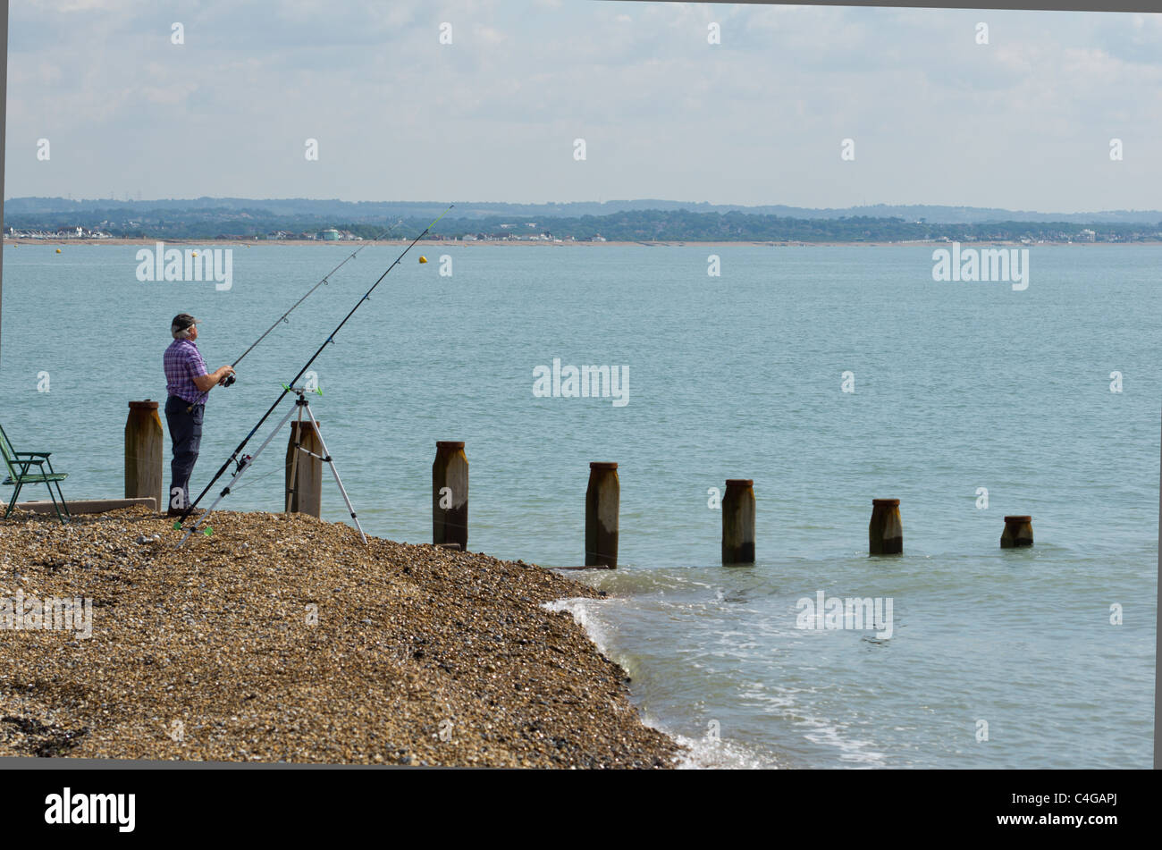 Meer Angler Angeln an Pevensey Bay, East Sussex, England Stockfoto