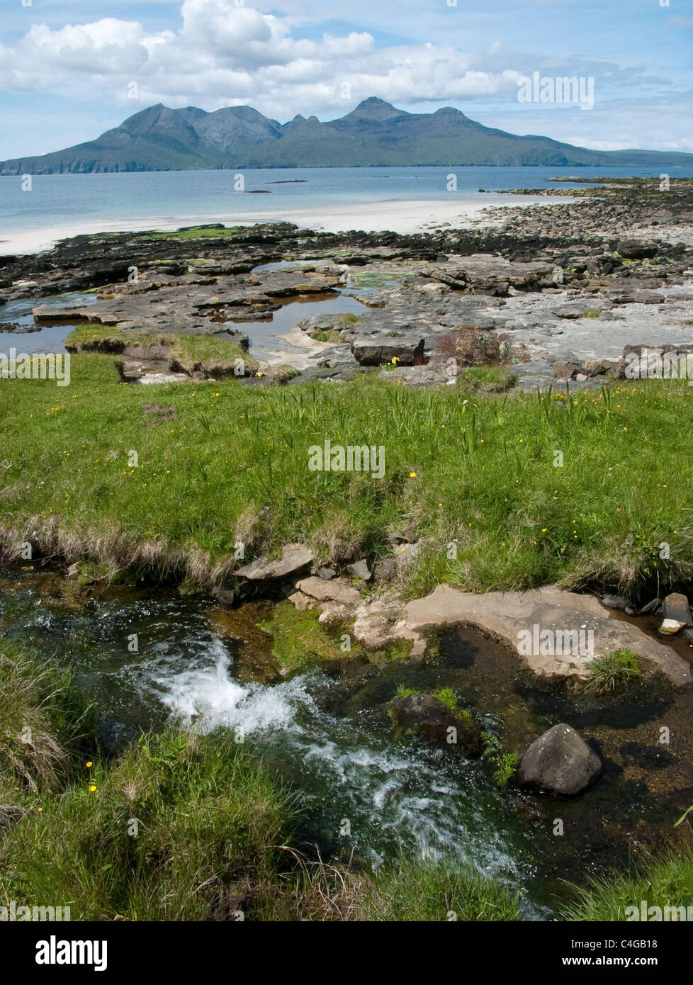 Die Bucht von Laig auf der Insel Eigg, mit der Isle of Rum im Hintergrund Stockfoto