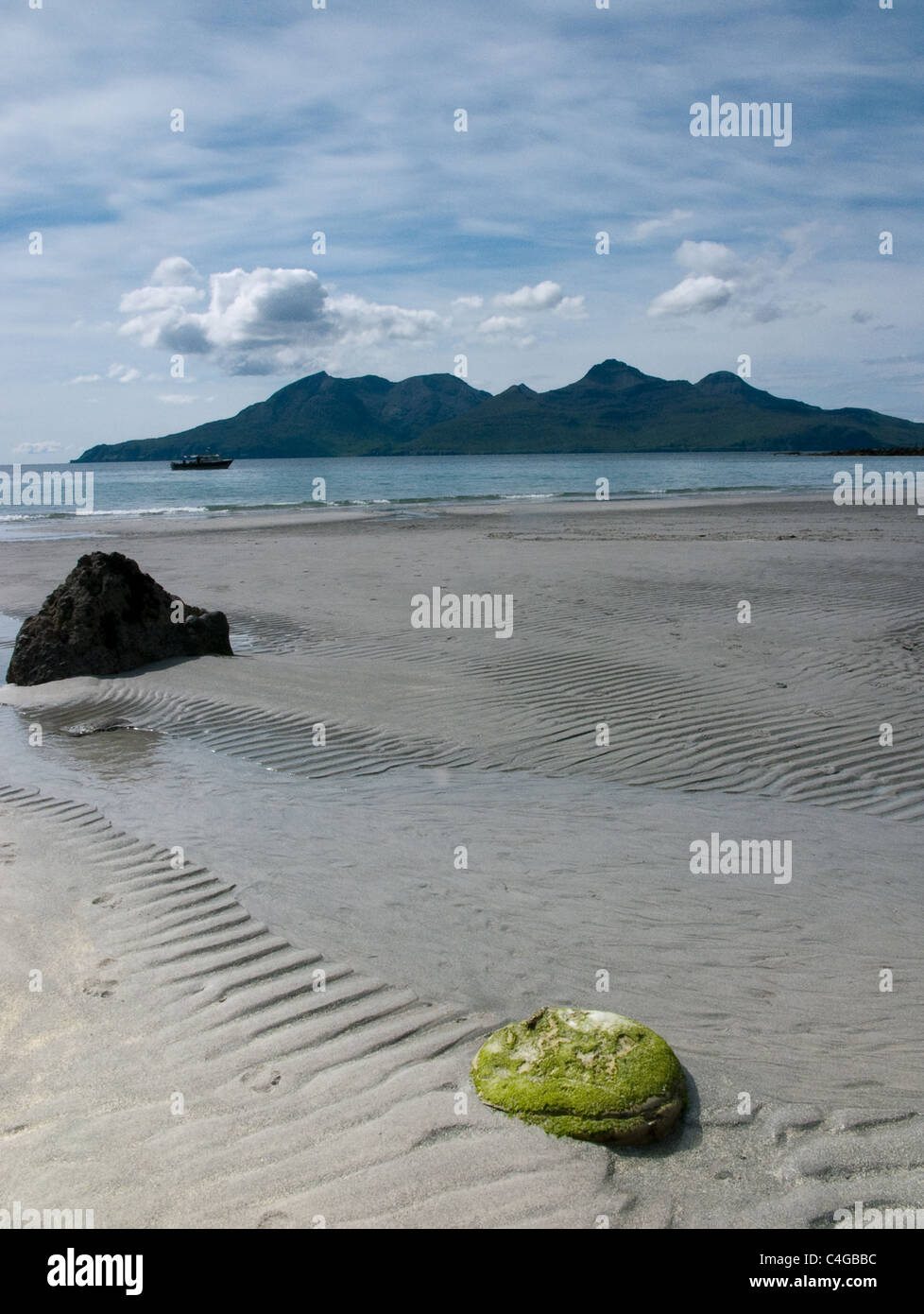 Die Bucht von Laig auf der Insel Eigg, mit der Isle of Rum im Hintergrund Stockfoto