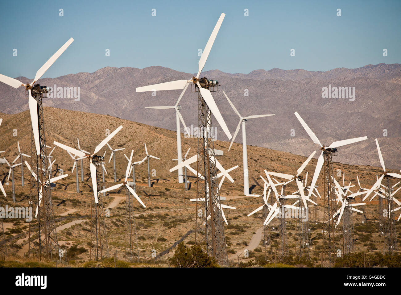 Windkraftanlagen an der San Gorgonio Pass Wind Farm außerhalb von Palm Springs, CA. Stockfoto