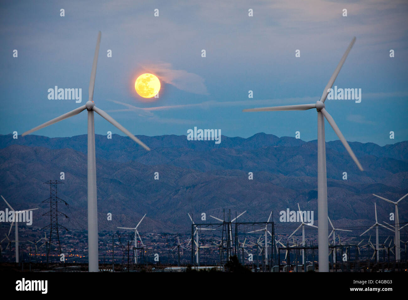 Mondaufgang über einer Windkraftanlage an der San Gorgonio Pass Wind Farm außerhalb von Palm Springs, CA. Stockfoto