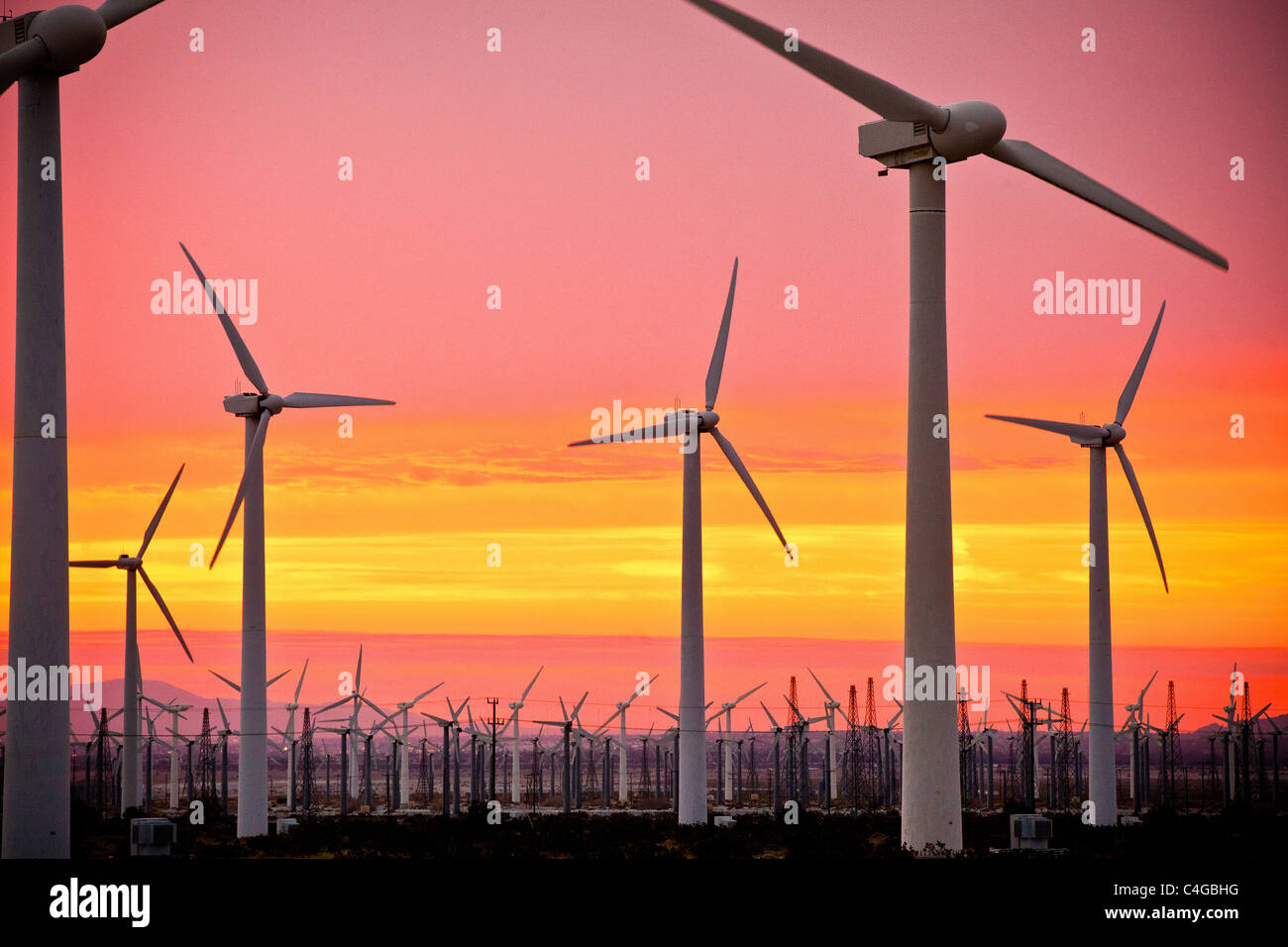 Sonnenuntergang über Windkraftanlagen an der San Gorgonio Pass Wind Farm außerhalb von Palm Springs, CA. Stockfoto