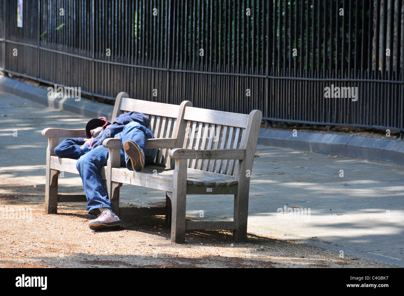 Obdachlosen Mann schlafen Bank Sonnenschein Bedford Square Stockfoto