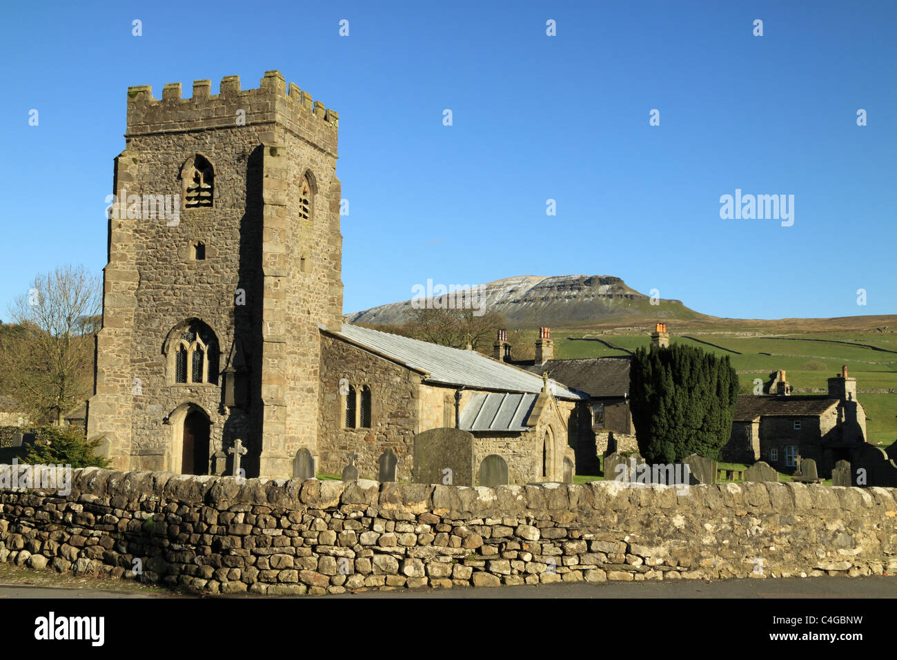 St. Oswald Kirche, Horton In Ribblesdale und Pen-y-Gent in der Yorkshire Dales National Park, England Stockfoto