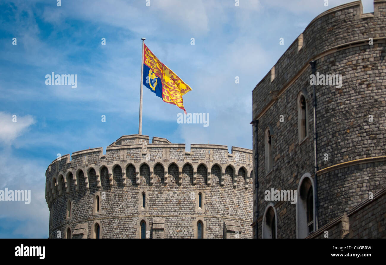 Die königliche Standarte überfliegt der Runde Turm von Windsor Castle während der die meisten edlen Reihenfolge des Hosenbandordens Stockfoto