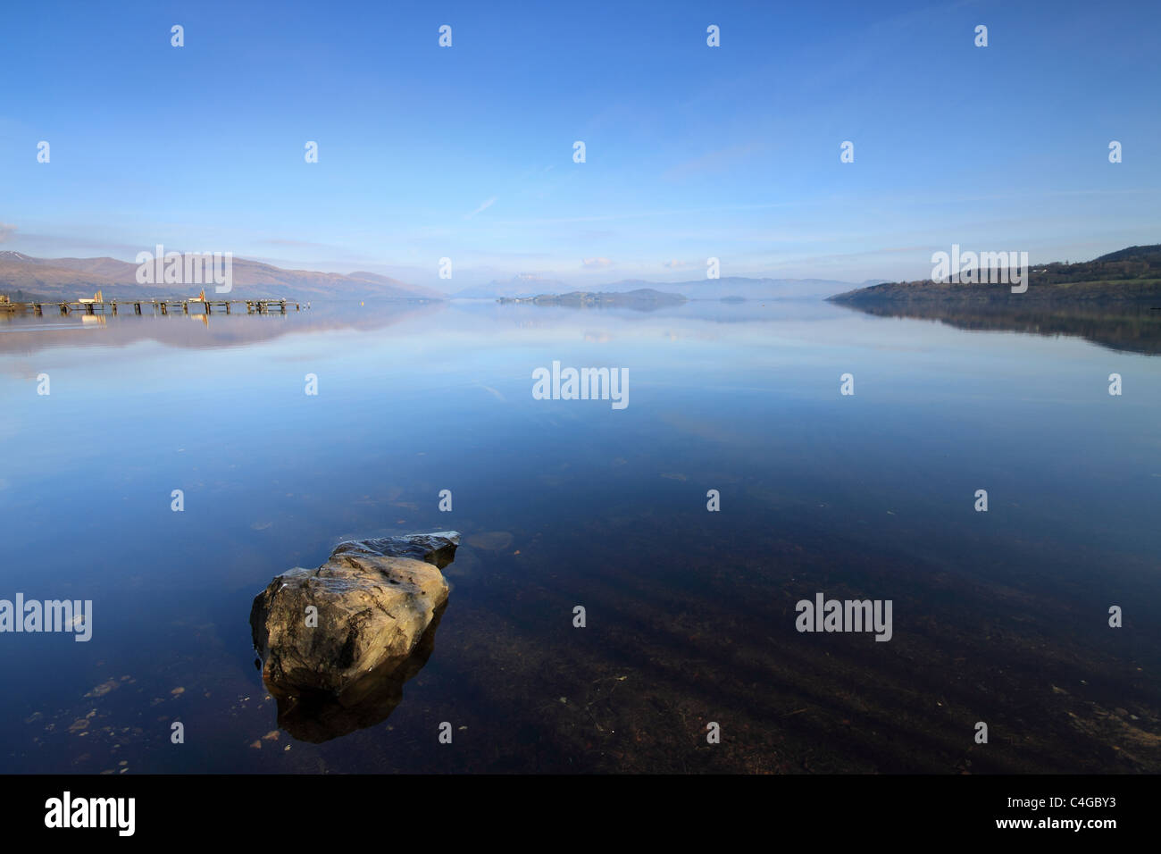 Überlegungen zum Loch Lomond, von Duck Bay am südlichen Ufer des Loch Ness, Schottland. Ben Lomond ist in der Ferne. Stockfoto