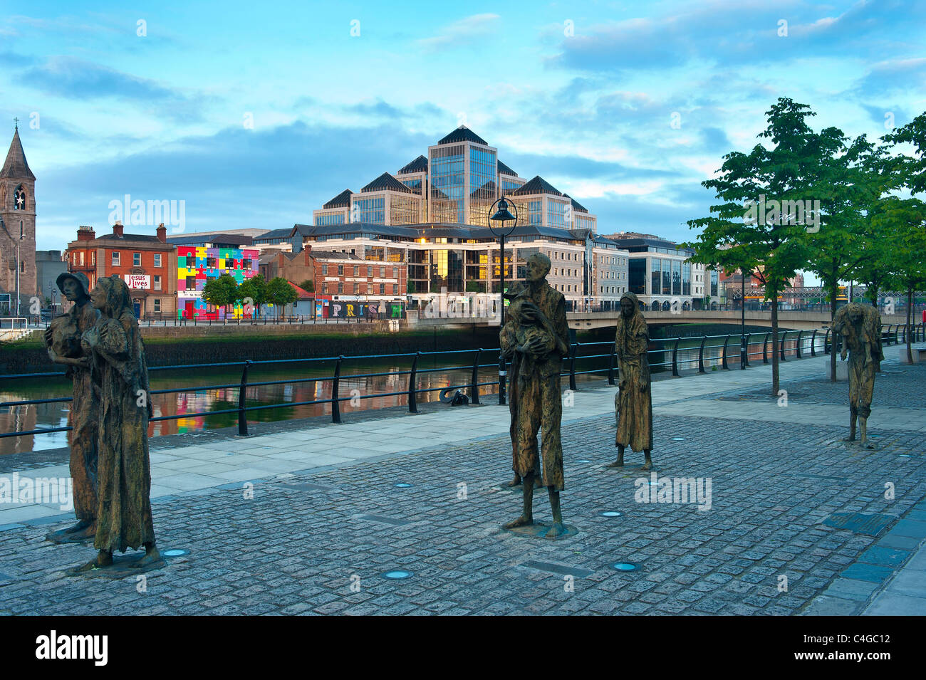 Famine Memorial mit Fluss Liffey und Dublin Stadt im Hintergrund Stockfoto