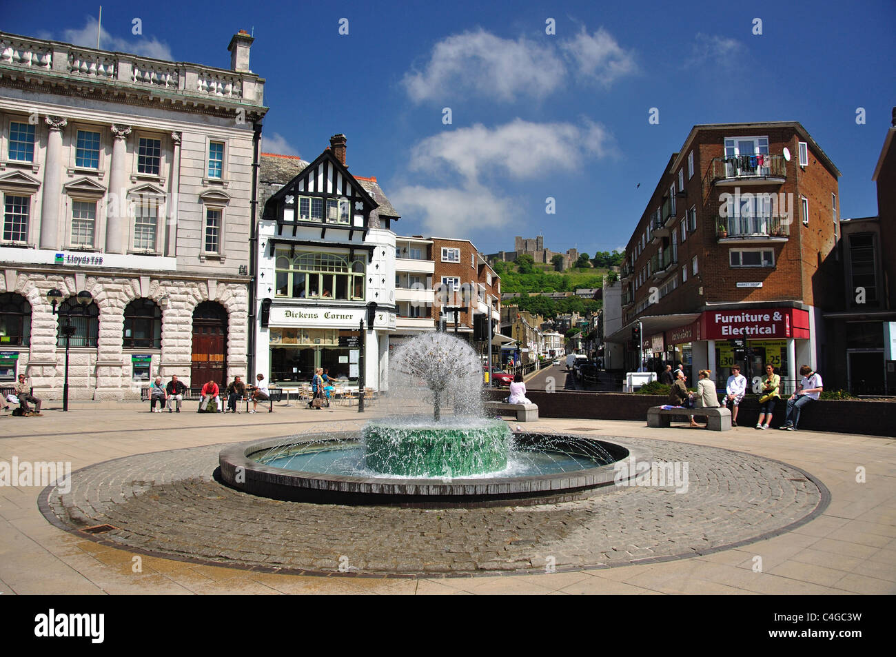 Marktplatz mit Dover Castle im Hintergrund, Dover, Kent, England, Vereinigtes Königreich Stockfoto