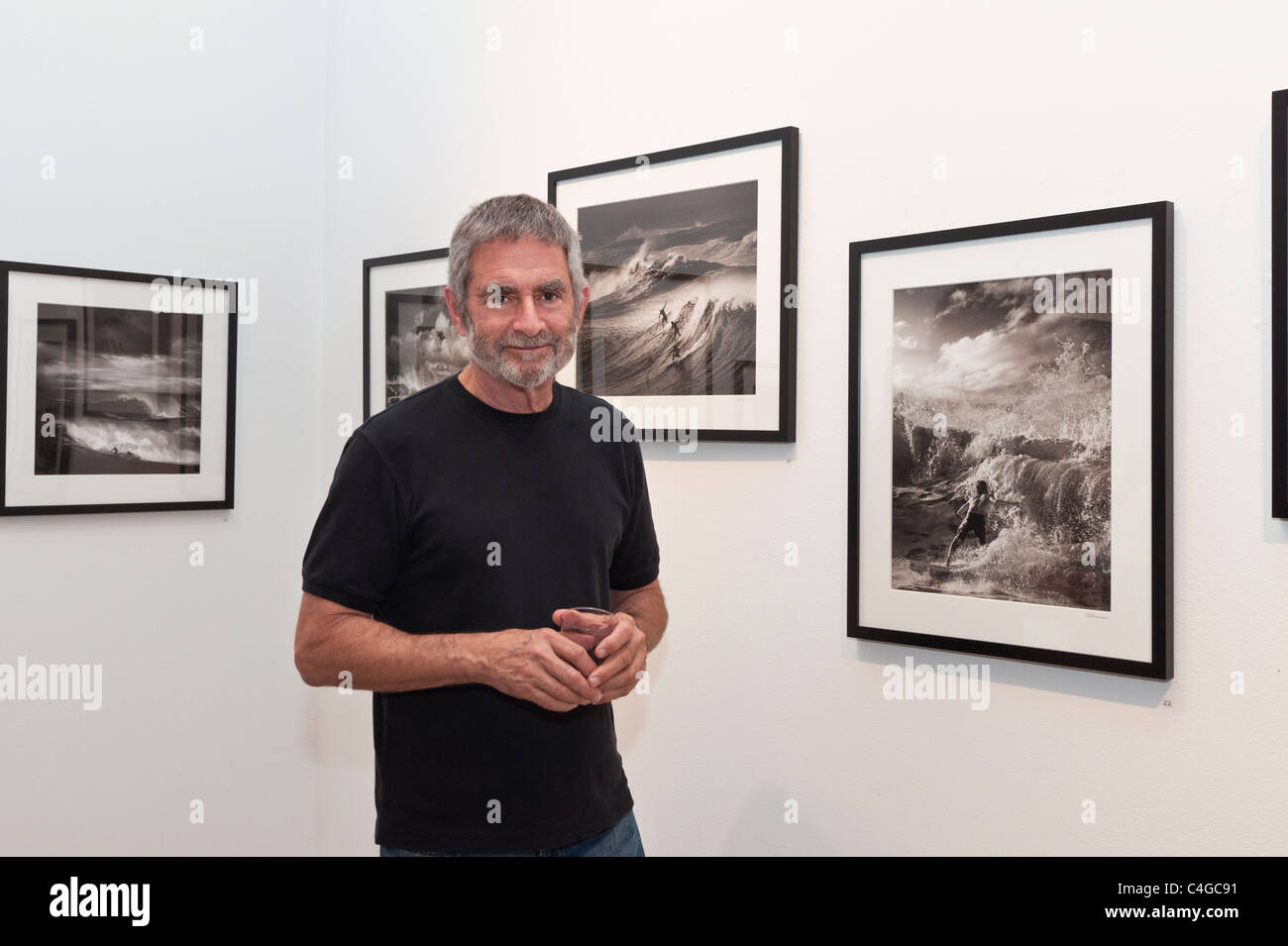 Fotograf Ed Freeman bei seiner Galerieeröffnung von 31 Tagen, die hohe Kunst des Surf-Ausstellung. Stockfoto