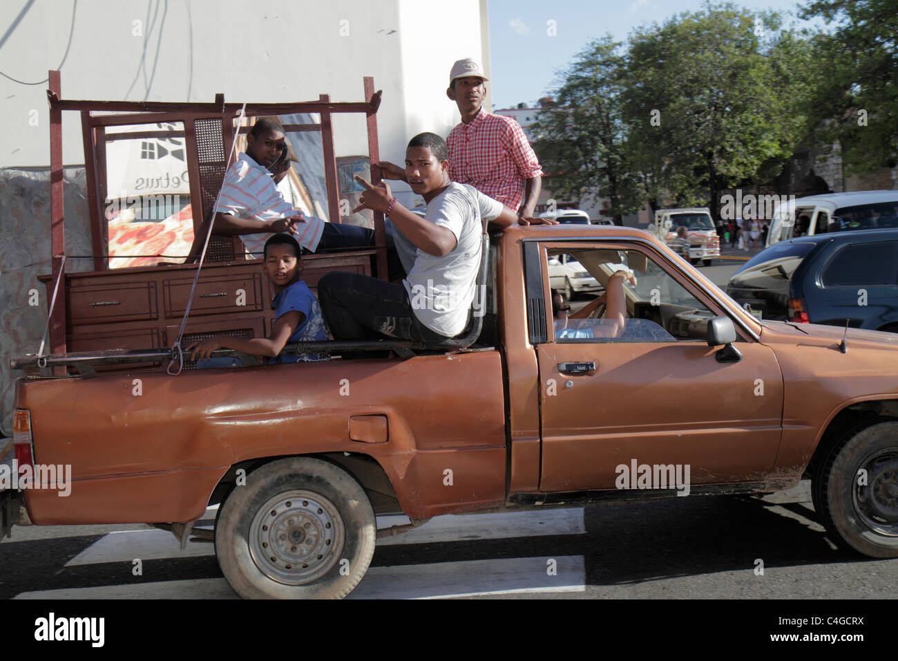 Santo Domingo Dominikanische Republik, Ciudad Colonia Zona Colonial, Calle Las Mercedes, Pick-up, Pickup-Truck, Utility Vehicle, Beat-up, Möbelbeweger, Kommode, Stockfoto