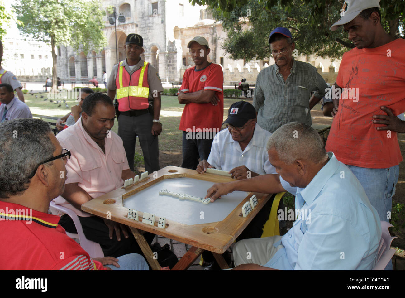 Santo Domingo Dominikanische Republik, Ciudad Colonia Zona Colonial, Calle el Conde Peatonal, Parque Colon, Columbus Plaza, Park, Freizeit, Dominos, Dominos, Kacheln Stockfoto