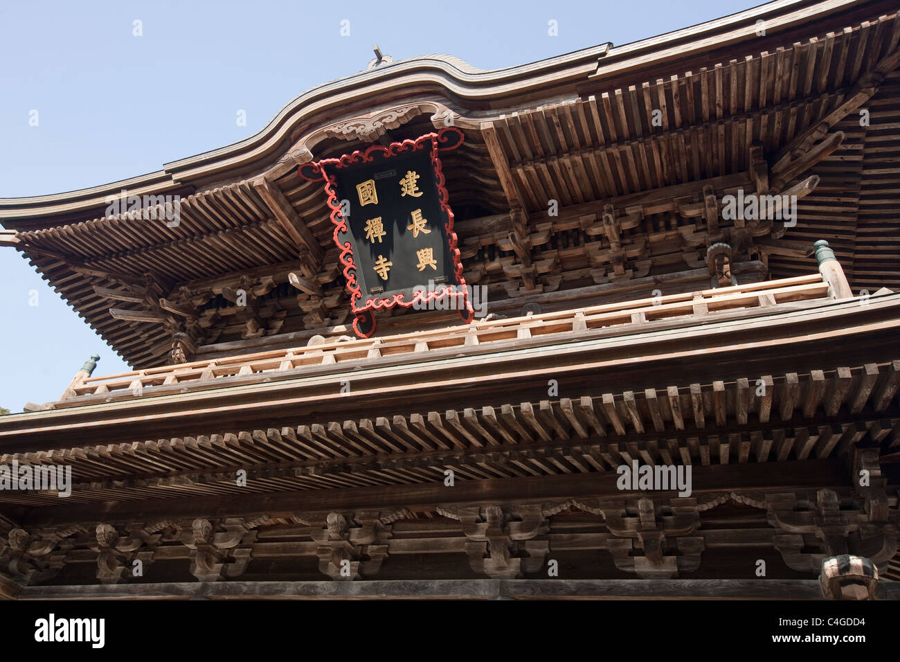 Detail der oberen Teil des Sanmon (Haupttor) in Kencho-Ji-Tempel in Kamakura, das älteste Zen-Training-Kloster in Japan. Stockfoto