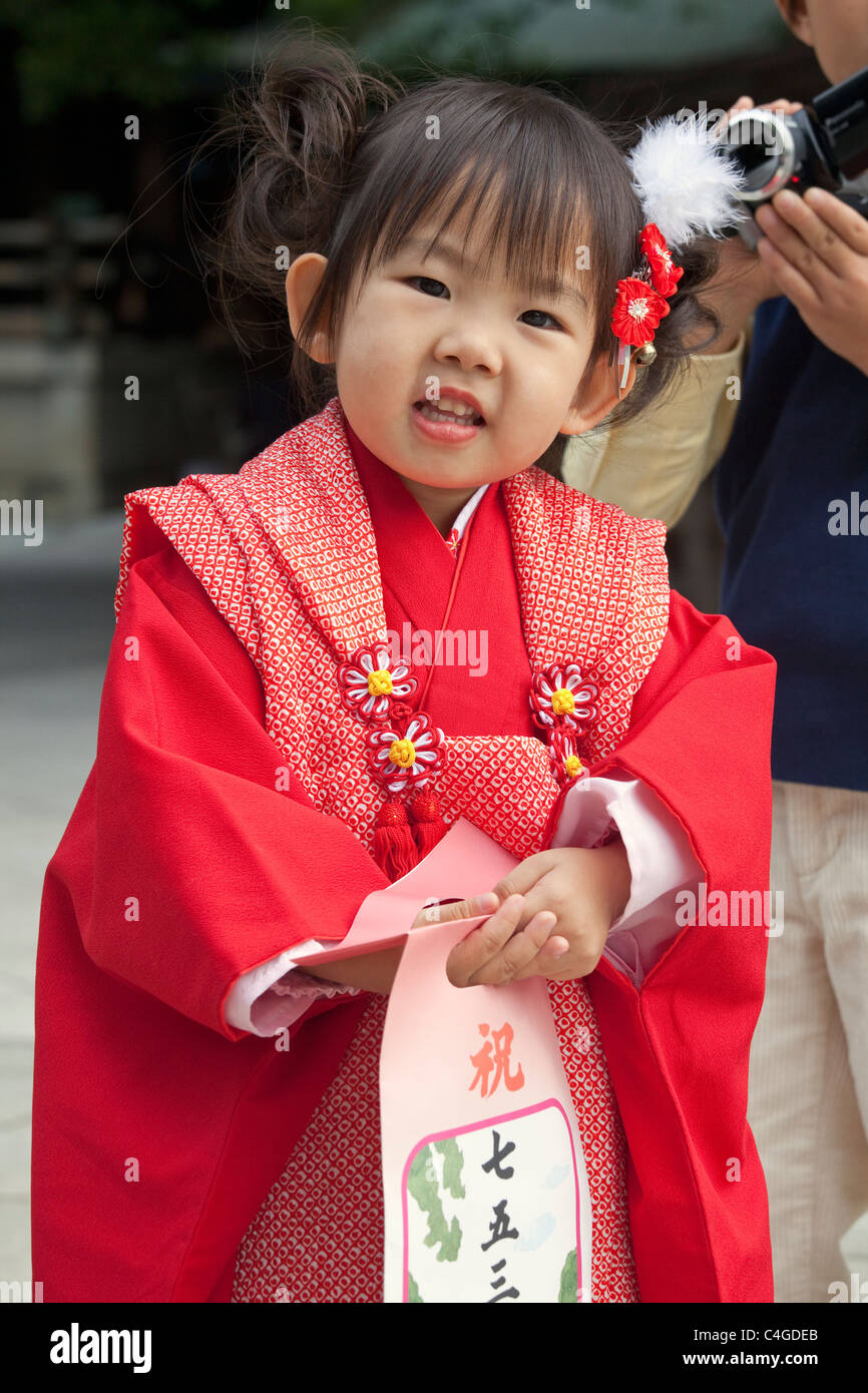 Junges Mädchen gekleidet in Kimono für Shichi-Go-San (7-5-3) Feier am Meiji-Jingu Schrein, Shibuya-Ku, Tokyo, Japan. Stockfoto