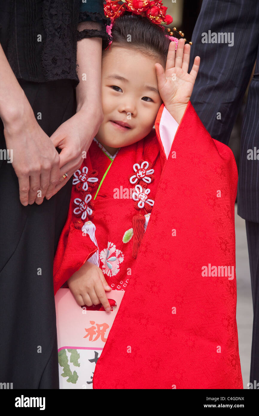 Junges Mädchen gekleidet in Kimono für Shichi-Go-San (7-5-3) Feier am Meiji-Jingu Schrein, Shibuya-Ku, Tokyo, Japan, Asien. Stockfoto