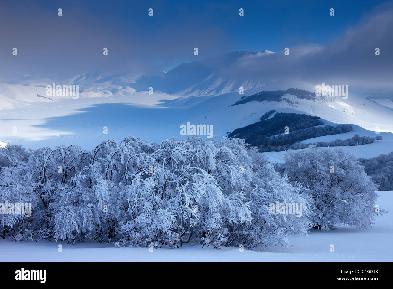 das Piano Grande im Winter, Nationalpark Monti Sibillini, Umbrien, Italien Stockfoto