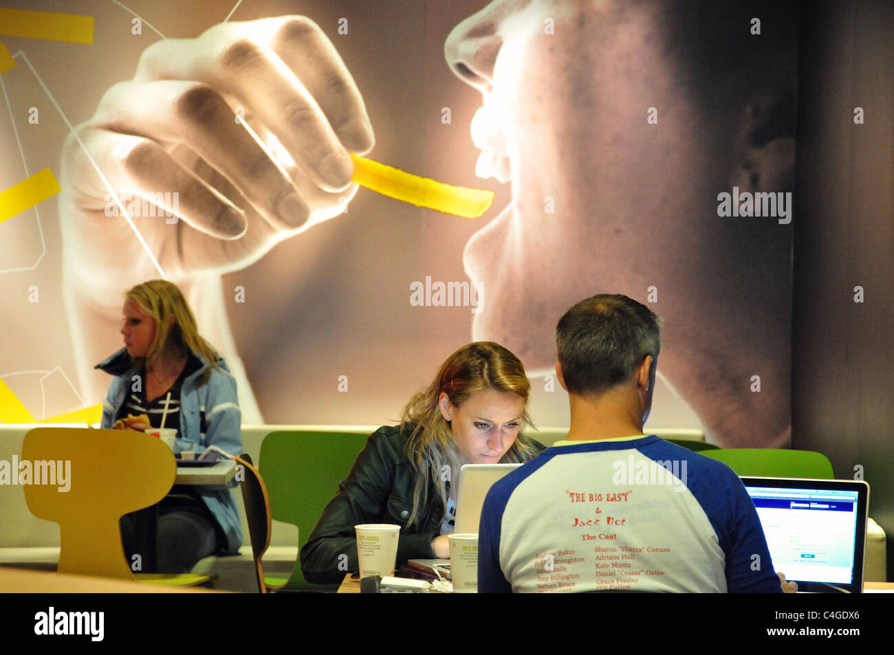 Kunden im Internet im McDonalds Restaurant, Markensgate, Kristiansand (Christiansand), Agder County, Norwegen Stockfoto