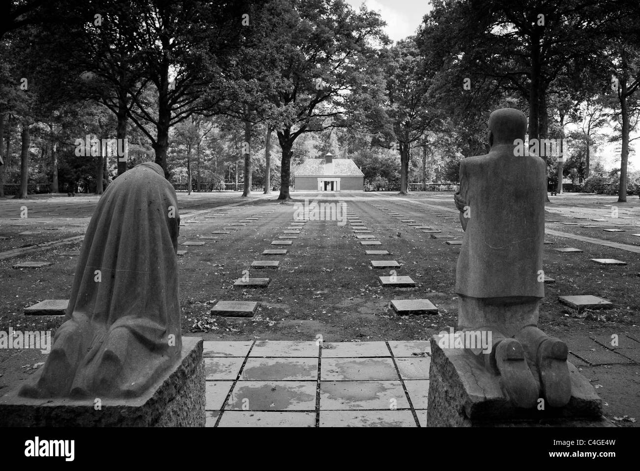 German World War One Krieg Friedhof der Vladslo in der Nähe von Ploegsteert in Belgien und seine Statuen einer trauernden Mutter und Vater Stockfoto