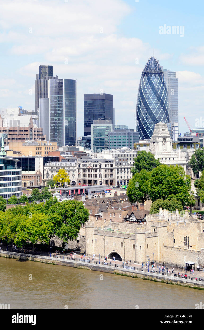 Auf der Suche nach unten von oben im Tower von London und moderne Gebäude in der Londoner City Skyline skyline einschließlich Gherkin skyscraper England Großbritannien Stockfoto