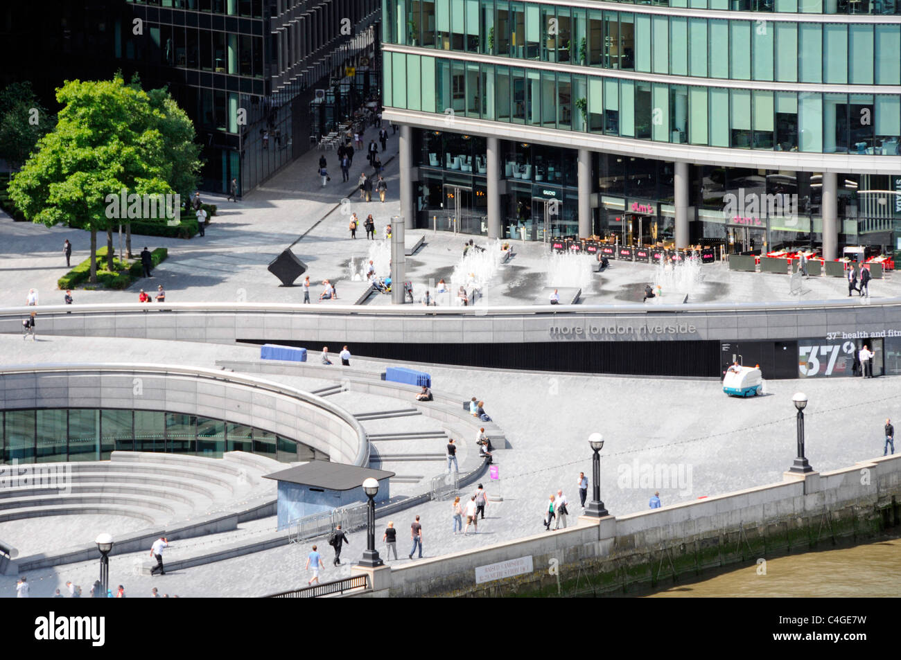 Luftaufnahme von More London Flussufer Schaufel Amphitheater bei neu Büroentwicklung an der Themse mit Brunnen Southwark London England VEREINIGTES KÖNIGREICH Stockfoto