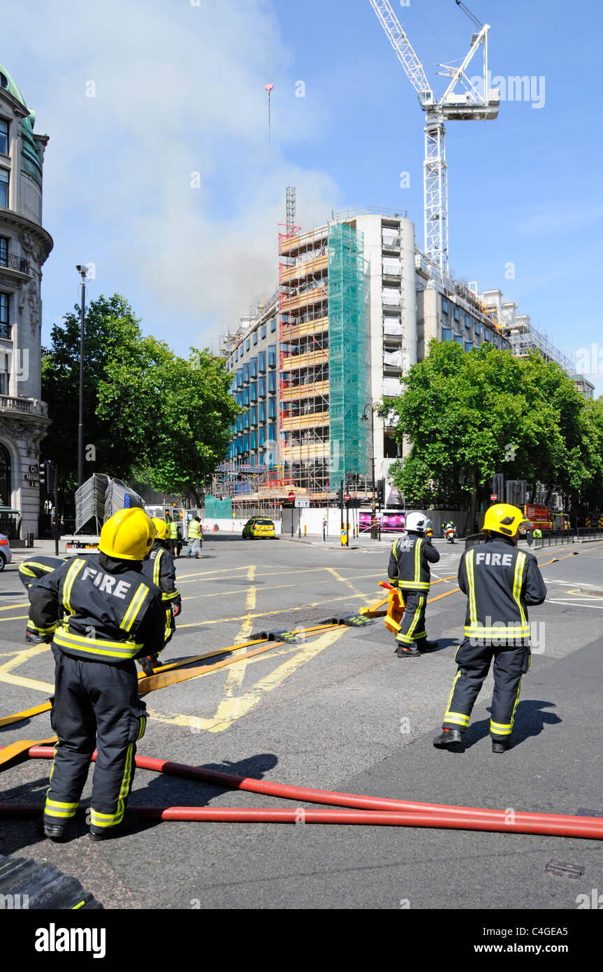 Feuerwehrleute, die Teilnahme an Schläuche gegen Großbrand am Marconi Haus hinaus in Aldwych London Stockfoto