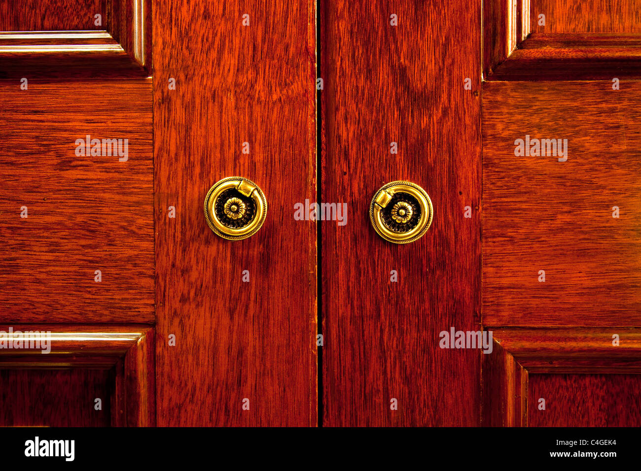 Nahaufnahme von der Holztür von einem orientalischen Stil Schrank Stockfoto