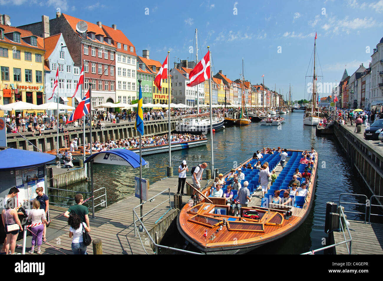 Kreuzfahrtdepot auf dem Nyhavn-Kanal, Kopenhagen (Kobenhavn), Königreich Dänemark Stockfoto