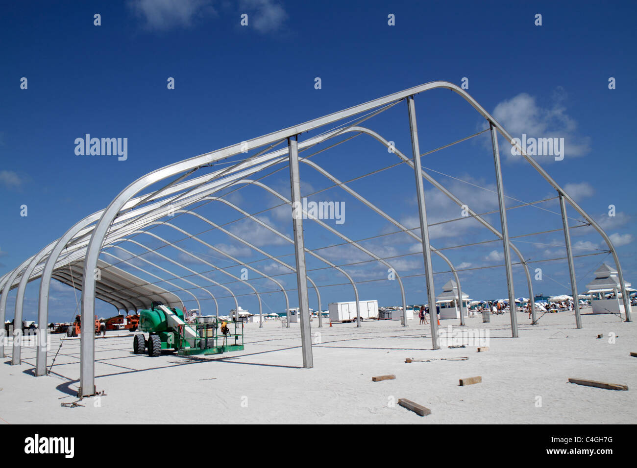 Miami Beach Florida, temporäres Zelt, Pavillon, unter Neubau Baumeister,  Rahmen, Rahmen, Metall, Aluminium, öffentliche Strände, Besucher  Stockfotografie - Alamy