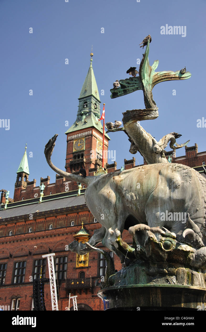 Drachenbrunnen und Rathaus, Rathausplatz, Kopenhagen (Kobenhavn), Königreich Dänemark Stockfoto