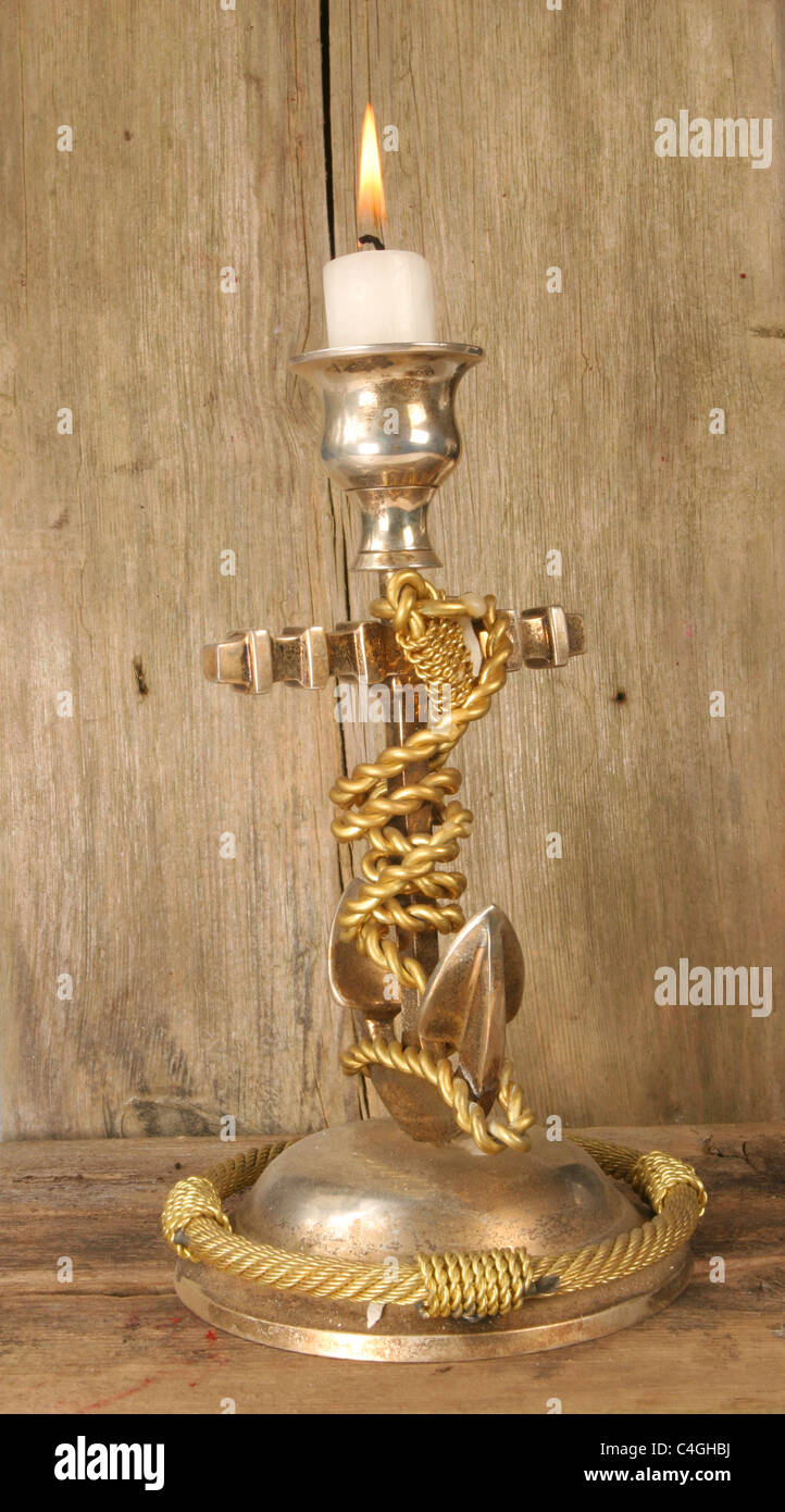 Anker-Leuchter mit brennenden Kerzen Stockfoto