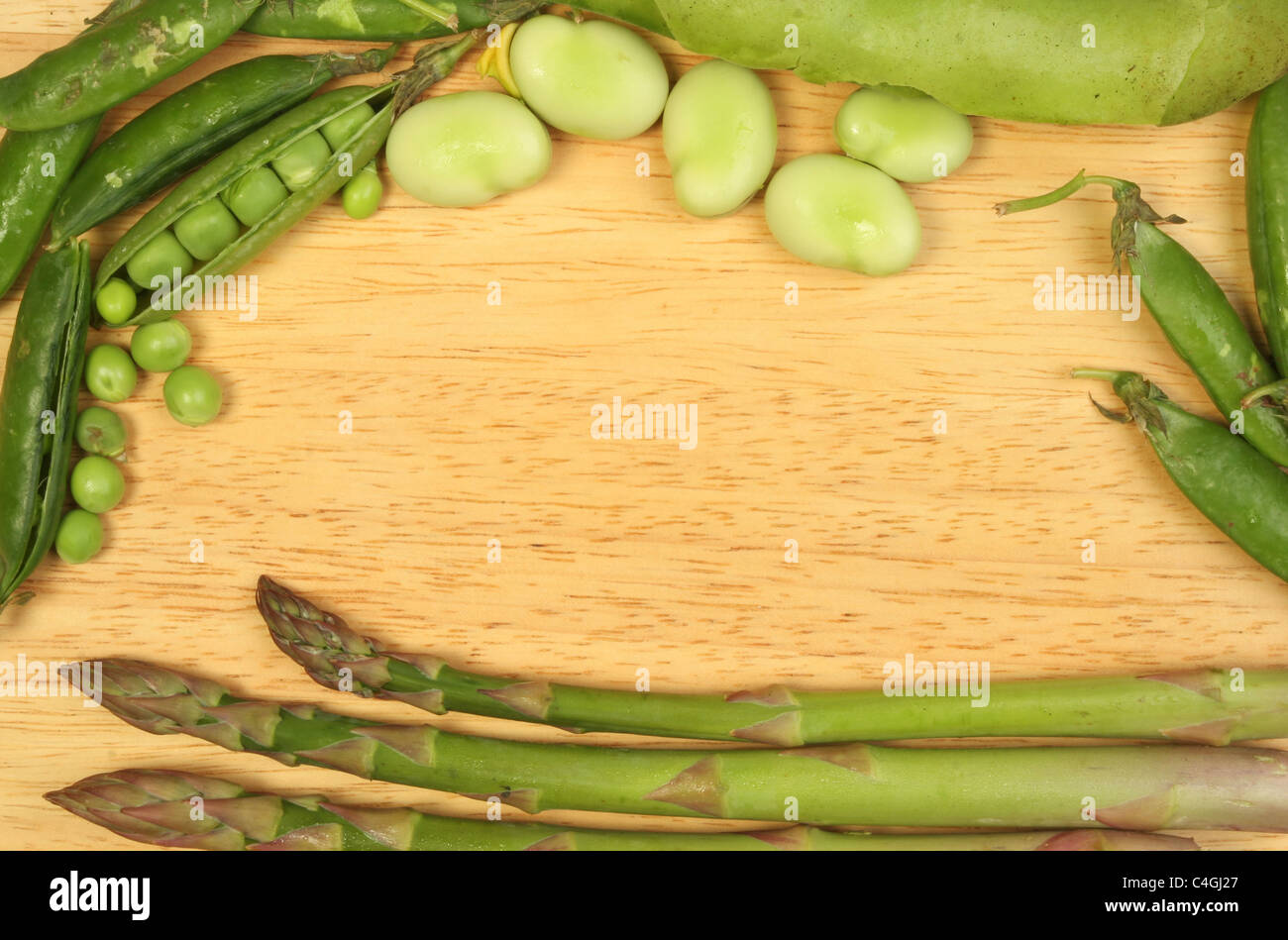 Frisches Gemüse, Spargel, Erbsen und Bohnen auf einem Brett aus Holz Essen Vorbereitung Stockfoto