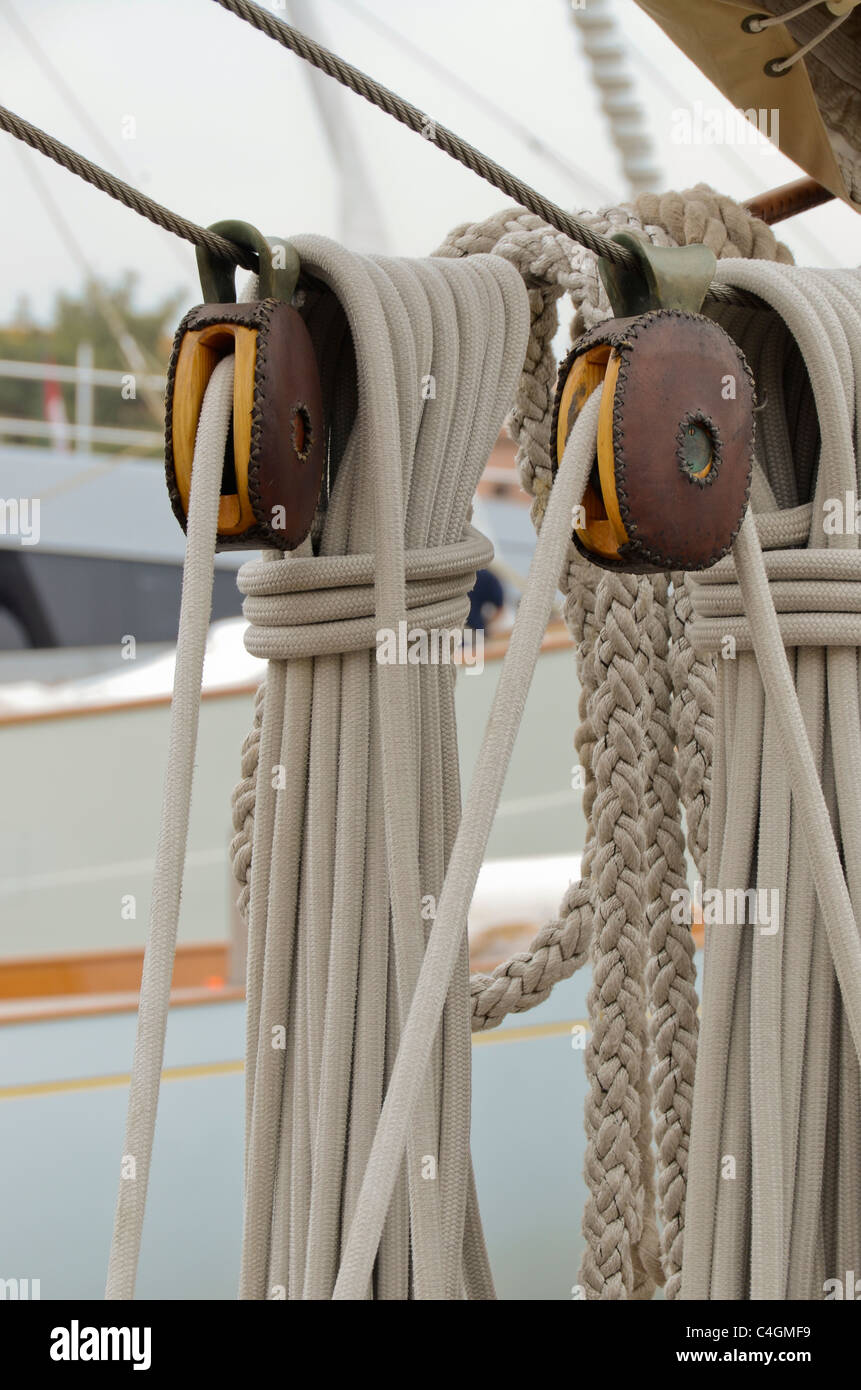 Tauwerk, Seilen und Rollen auf einem alten Segelschiff Stockfoto