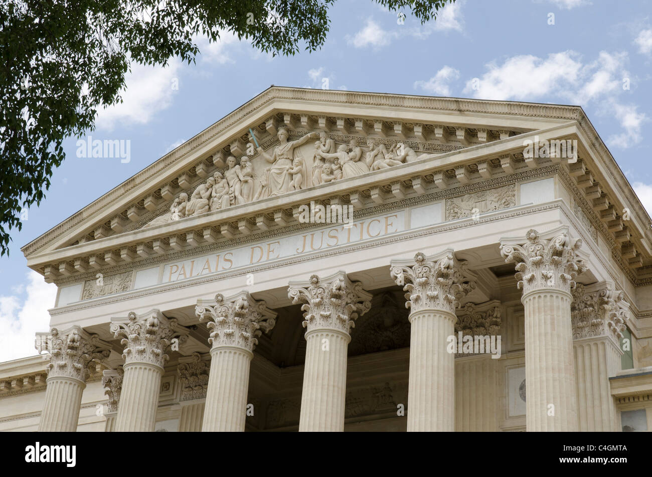 alten Gerichtsgebäude mit Säulen und Giebel von Nimes, Frankreich Stockfoto