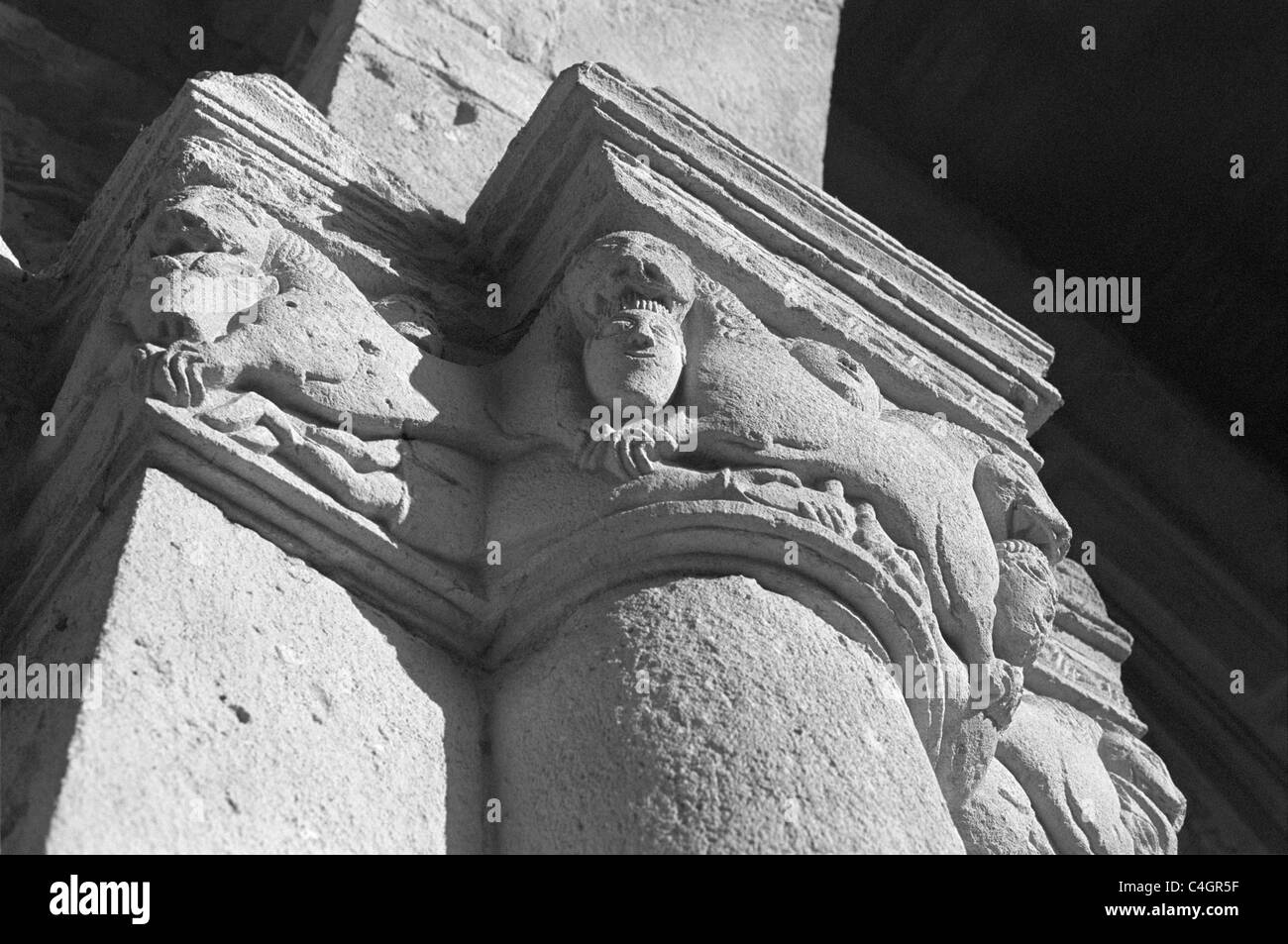 Romanische Hauptstadt in der zerstörten Basilika Santa Giulia Stockfoto