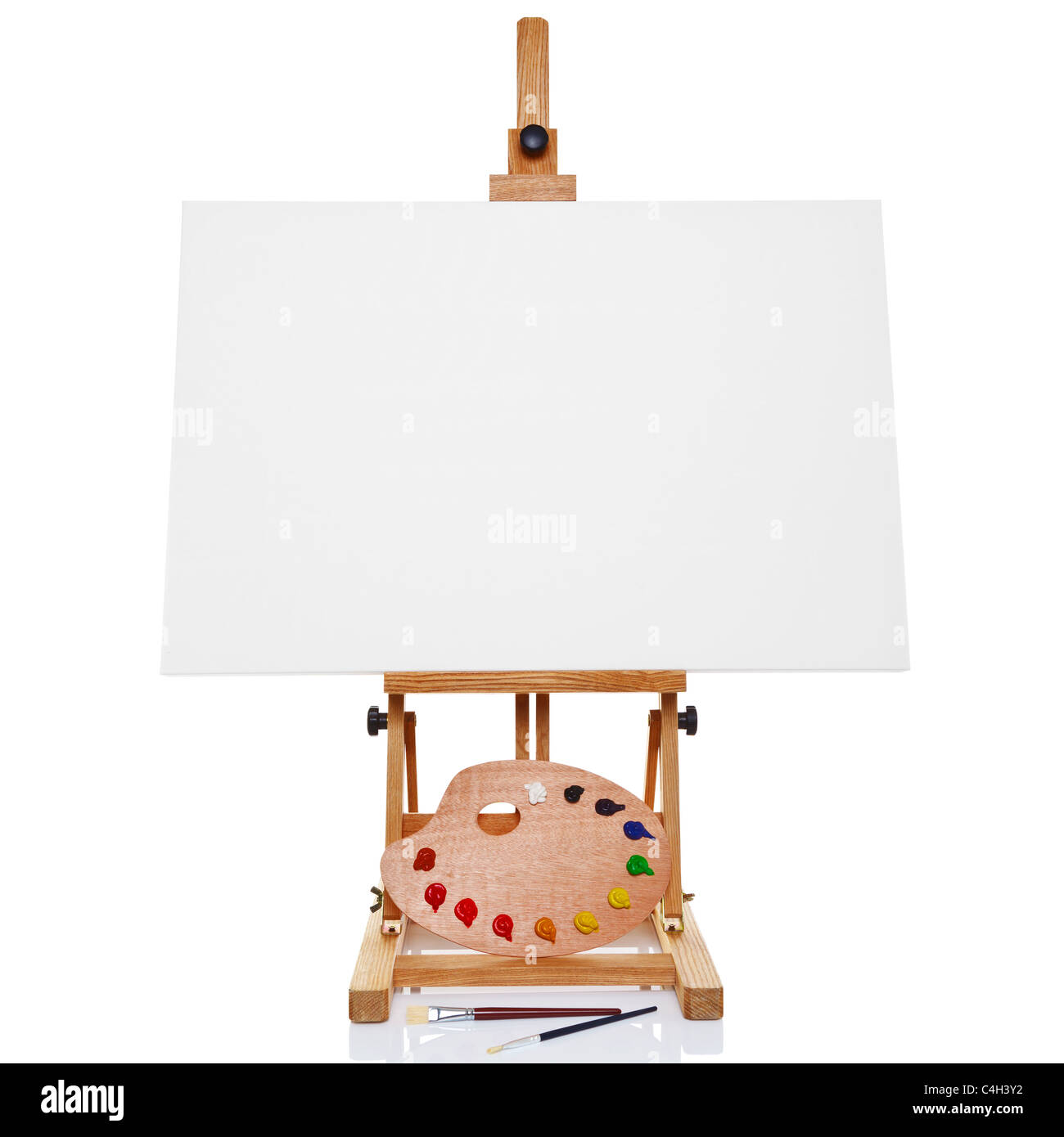 Foto von einer Künstler-Staffelei mit einer leeren Leinwand plus Palette mit Farbe und Pinsel, isoliert auf einem weißen Hintergrund. Stockfoto