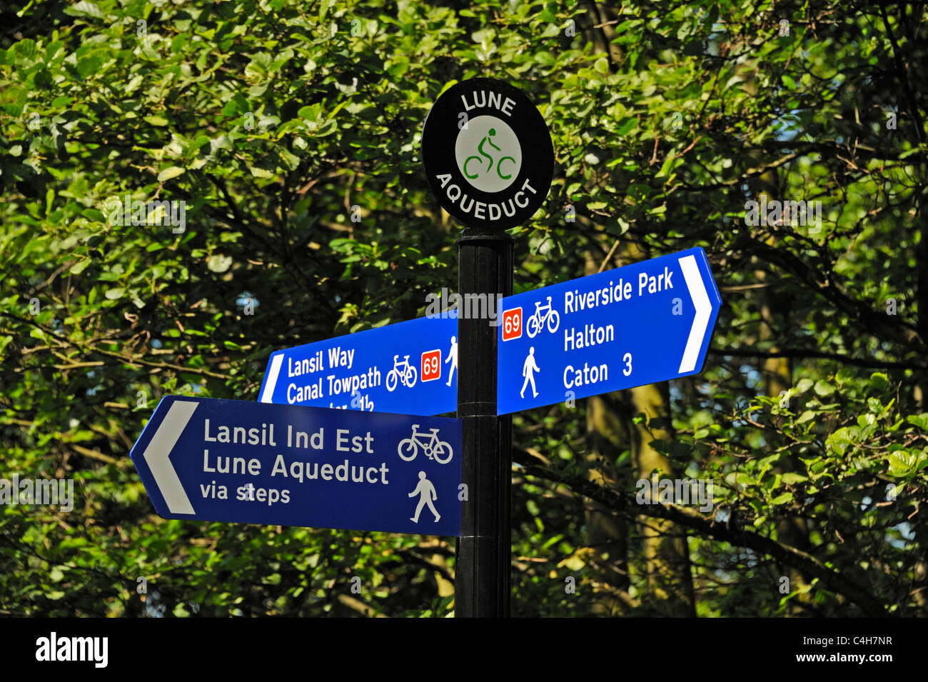 Wegweiser an der Lune Aquädukt No.107. Lancaster, Kendal Canal, Lancaster, Lancashire, England, Vereinigtes Königreich, Europa. Stockfoto