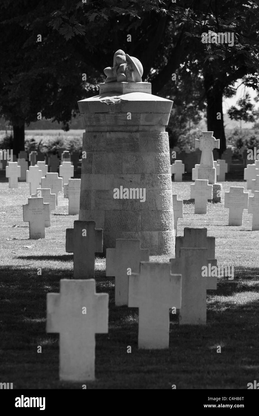 Der Soldatenfriedhof von Cambrai Ost in Cambrai, Nordfrankreich, ungewöhnlich mit deutschen, französischen und britischen Krieg tot Stockfoto