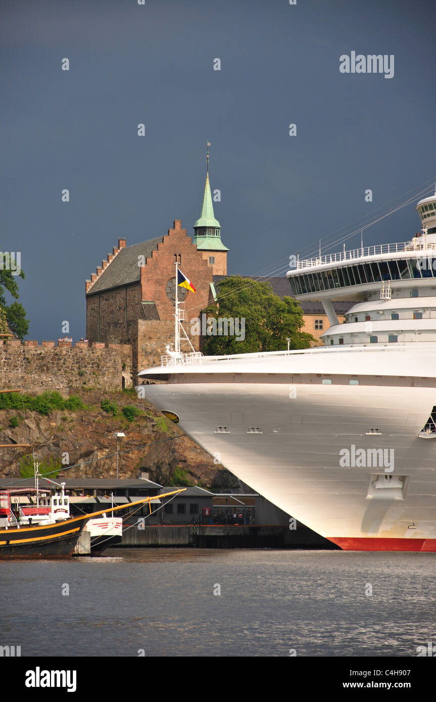 P & O Azura Kreuzfahrtschiff im Hafen von Oslo County, Oslo, Norwegen, Østlandet Region festgemacht Stockfoto