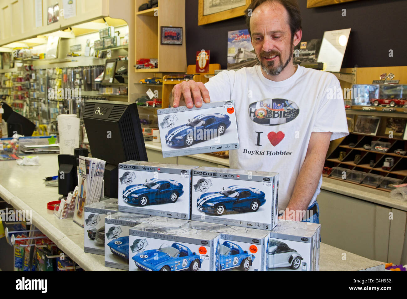 Hobby Shop Schreiber Stapeln Modell Auto-Boxen am Ladentisch Stockfoto