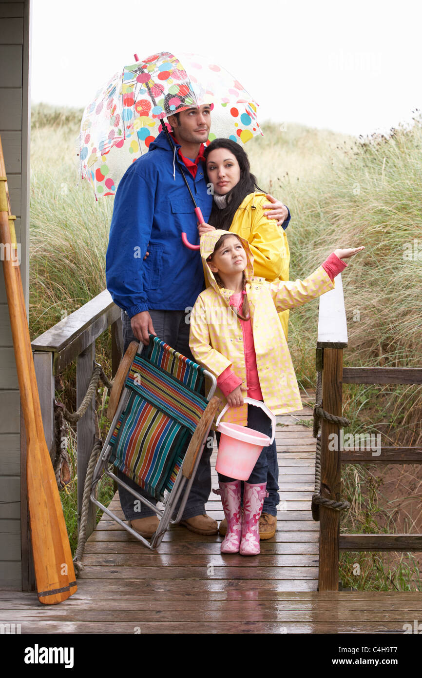 Familie am Strand mit Sonnenschirm Stockfoto