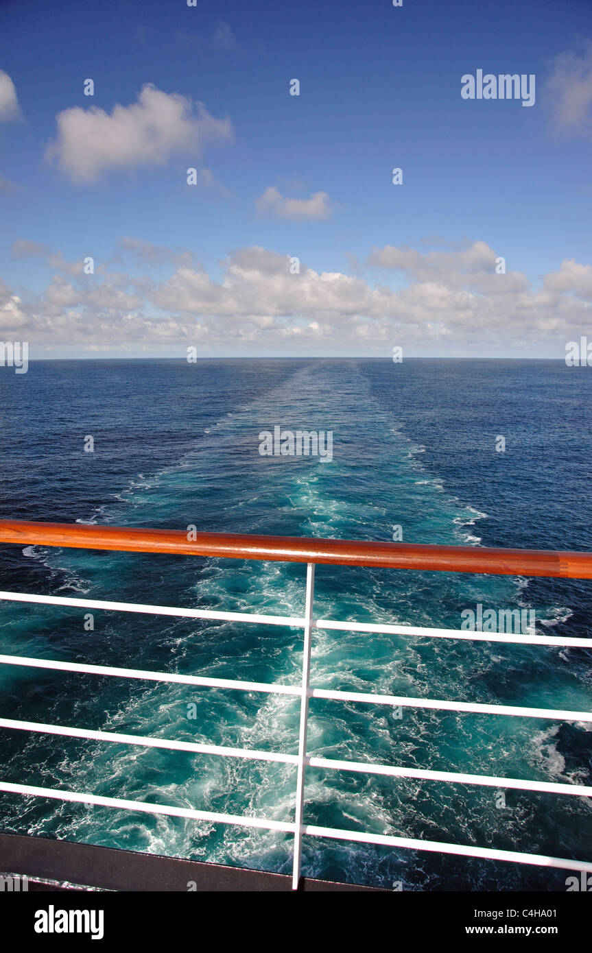 Ansicht von Wake vom Schiff zu beugen, MS Eurodam Cruise Ship, Nordsee, Europa Stockfoto