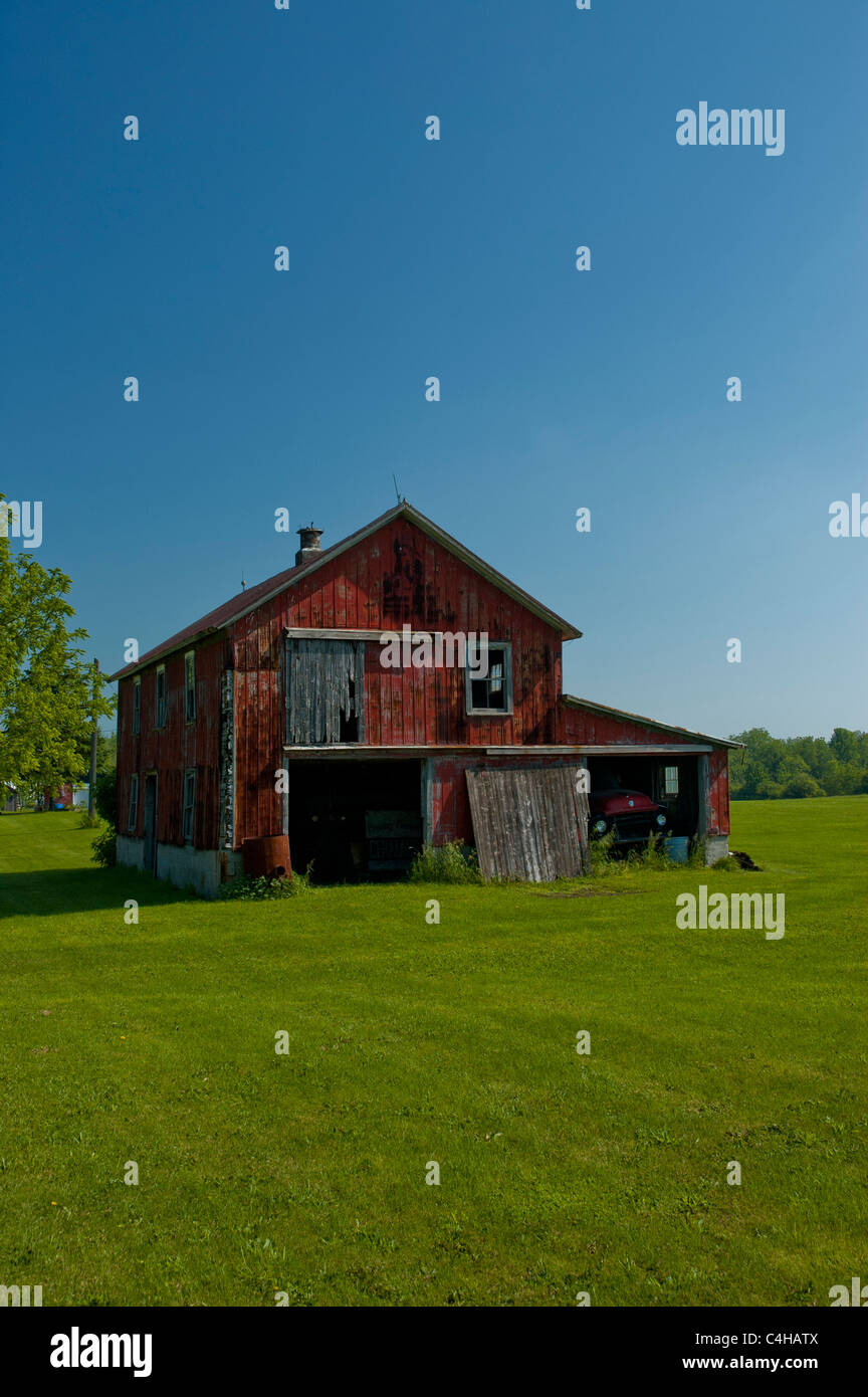 Rustikale Scheune befindet sich in einem Feld, Stevensville, Ontario, Kanada. Stockfoto