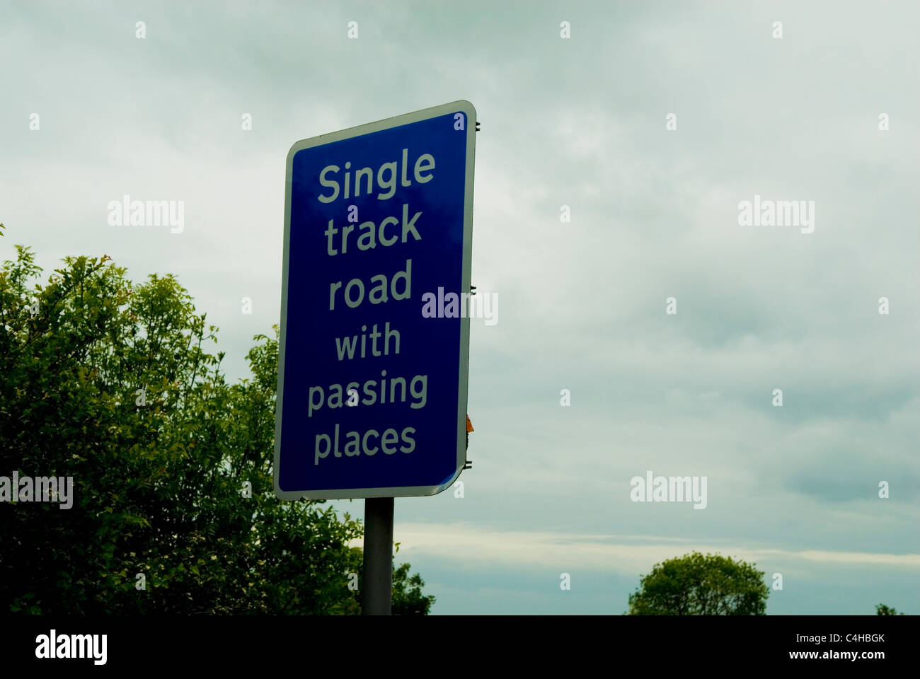 Einspurigen Straße mit einem vorbeifahrenden Orte Straßenschild, England UK Stockfoto