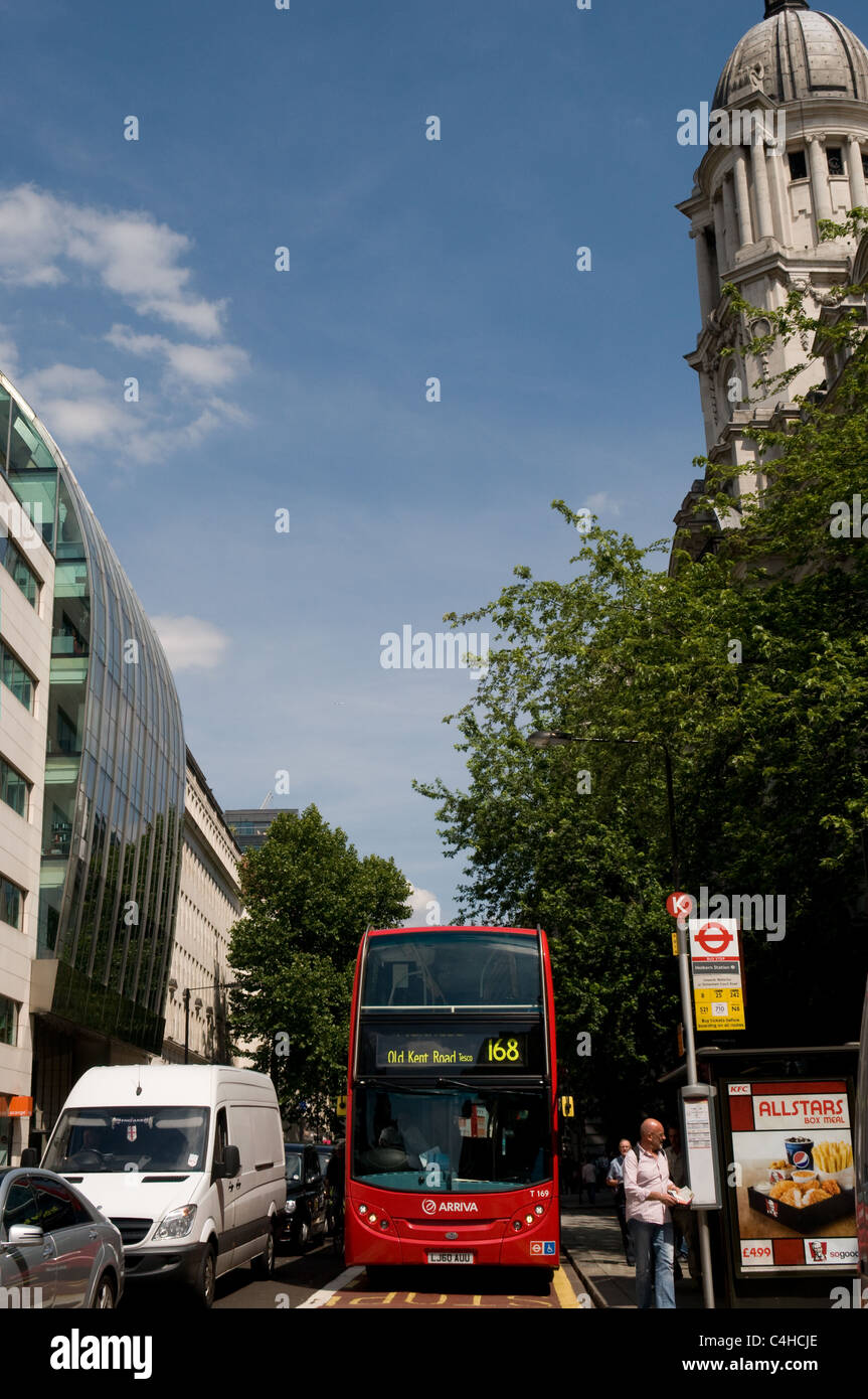 Ein Doppeldecker-Bus nähert sich eine Bushaltestelle in High Holborn, London. Der Bus ist auf eine Strecke Ablenkung durch ein Feuer in der Aldwych. Stockfoto