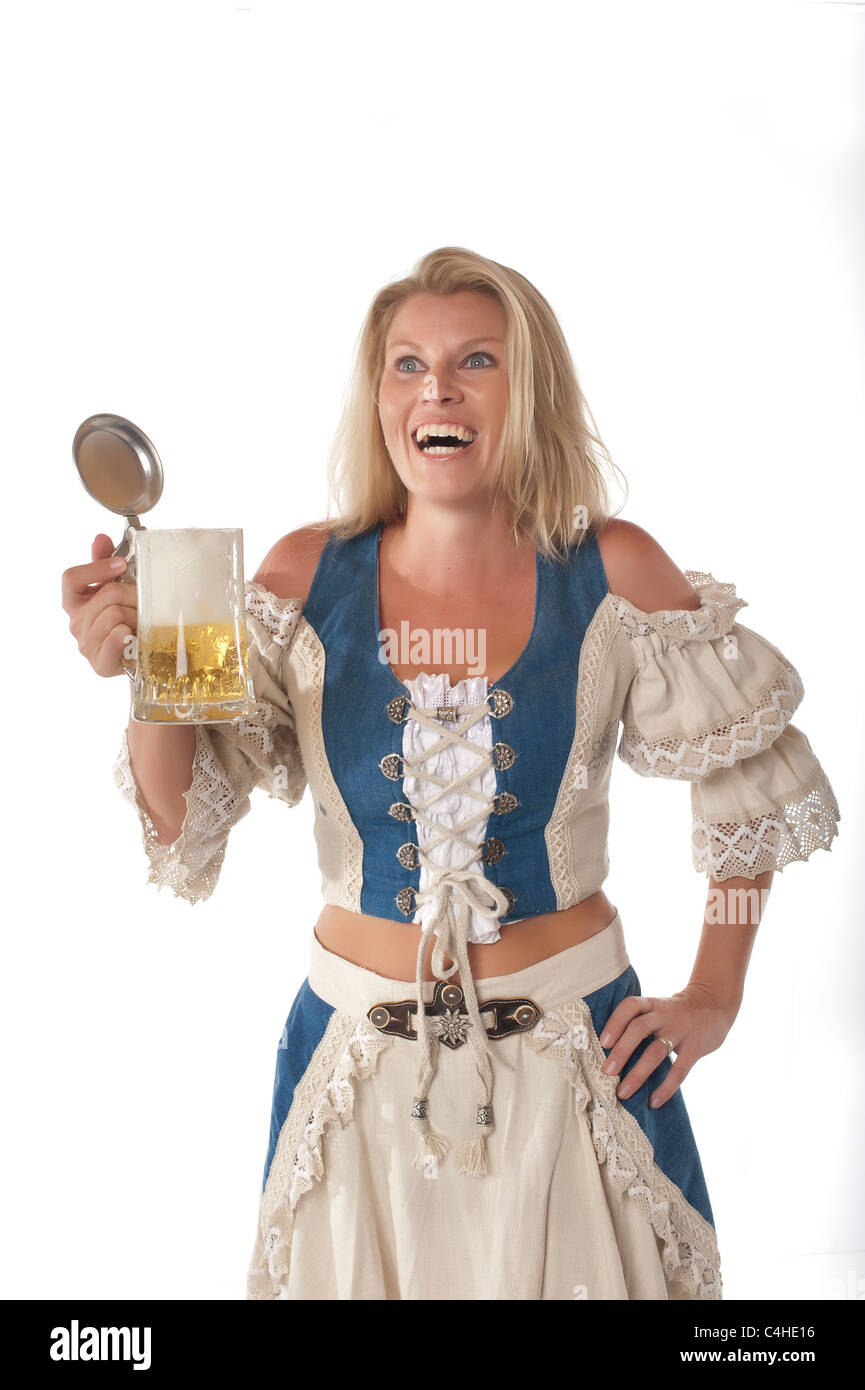 Attraktive Frau im traditionellen deutschen Dirndl Outfit mit Bierkrug Stockfoto