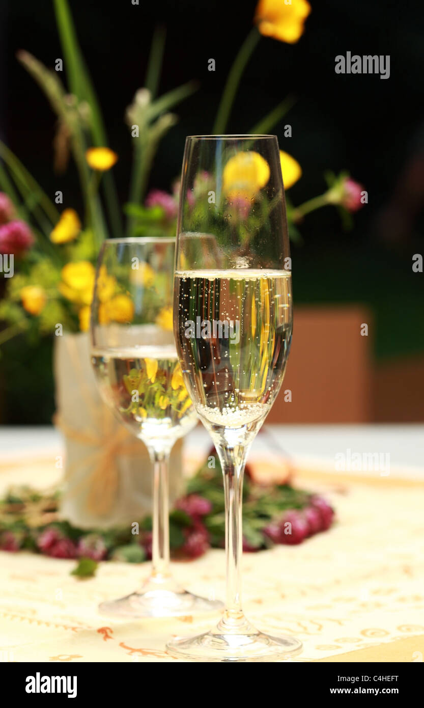 Zwei Gläser Champagner im Restaurant unter freiem Himmel Stockfoto