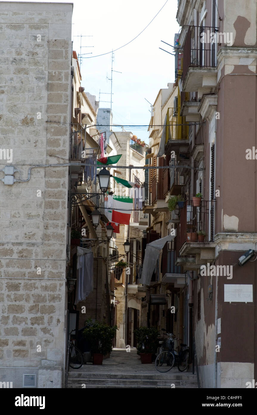 Italien italienische Backstreet Seitenstraße Straßen Gassen Gasse Gassen verengen Mafia Unterwelt schattenhafte waschen hängen außerha Stockfoto