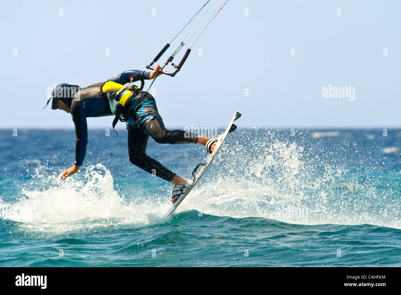 Eine Nahaufnahme von einem Kite-Surfer-Skimmimg über das Meer im Resort von Eilat in Israel. Stockfoto
