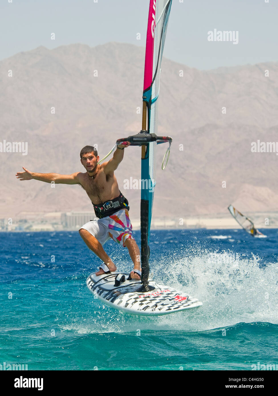 Ein Windsurfer Durchführung tricks am Roten Meer im Resort von Eilat in Israel. Stockfoto