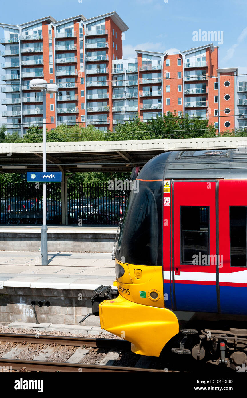 Vor der Klasse 333 Zug in Northern Rail Lackierung am Bahnhof Leeds in England. Stockfoto