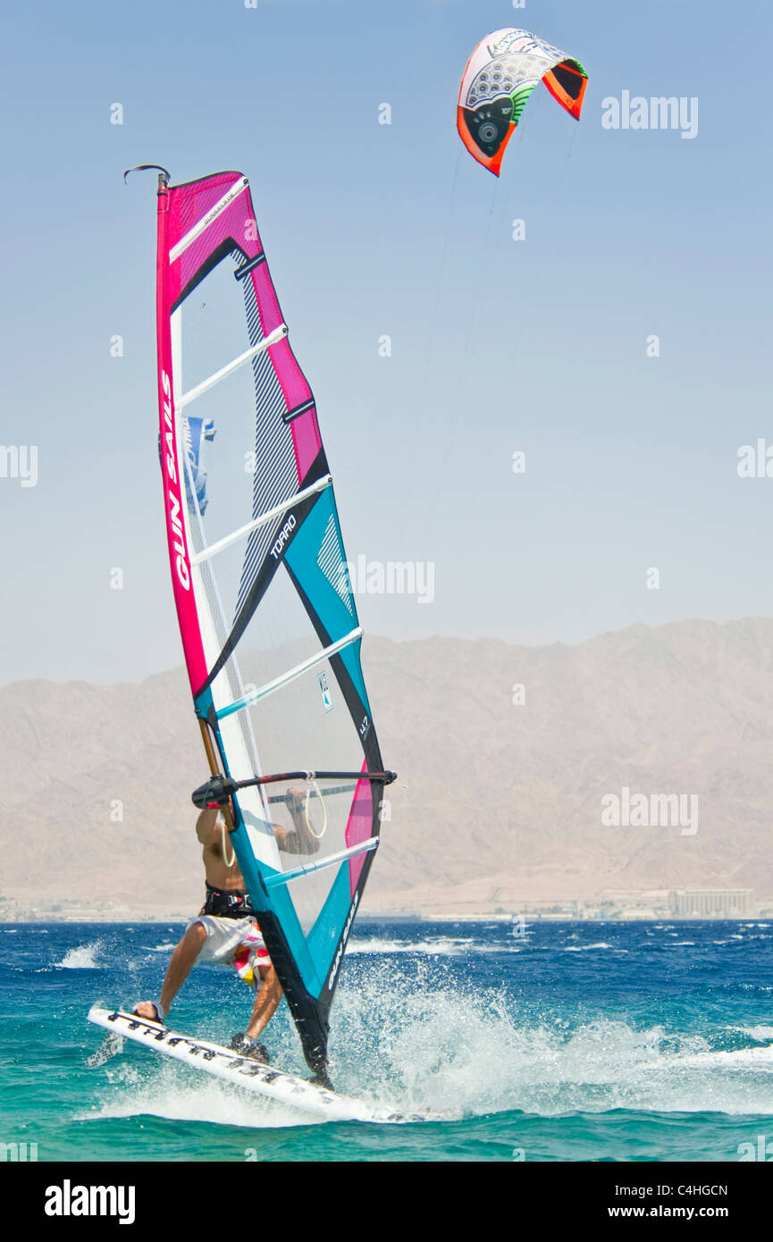 Ein Windsurfer Durchführung tricks am Roten Meer im Resort von Eilat in Israel. Stockfoto